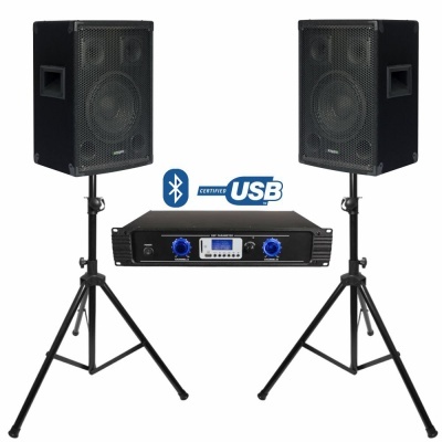 Sistema de som com duas colunas em tripé e amplificador com botões azuis e ecrã digital