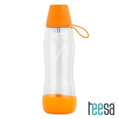 Garrafa plástica transparente com tampa e base laranja e alça.