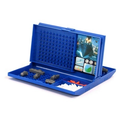 Jogo de tabuleiro azul de batalha naval com peças e imagem de navios