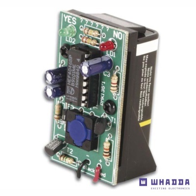 Placa eletrônica verde com botões, LEDs e circuito integrado em suporte preto