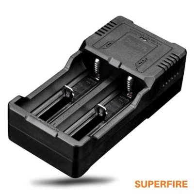 Carregador de baterias preto com duas ranhuras da marca SUPERFIRE
