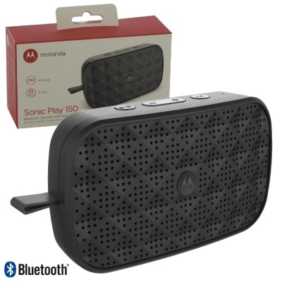 Coluna Bluetooth preta Motorola com padrão perfurado e embalagem ao fundo