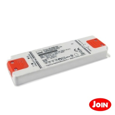 Transformador elétrico branco com extremidades laranja e texto impresso em fundo branco