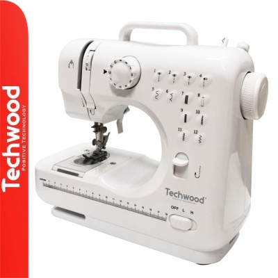 Máquina de costura Techwood branca com seletor de pontos e régua integrada.