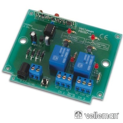 Placa eletrónica verde da marca Velleman com relés azuis e LEDs vermelhos