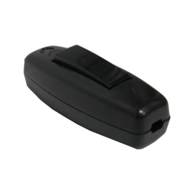 Interruptor preto com botão de pressão em fundo branco