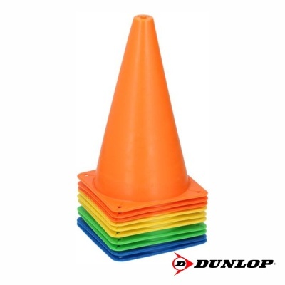 Cones de sinalização coloridos empilhados com logótipo DUNLOP
