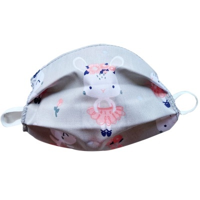 máscara de tecido cinza claro com desenhos de ratinhos bailarinas