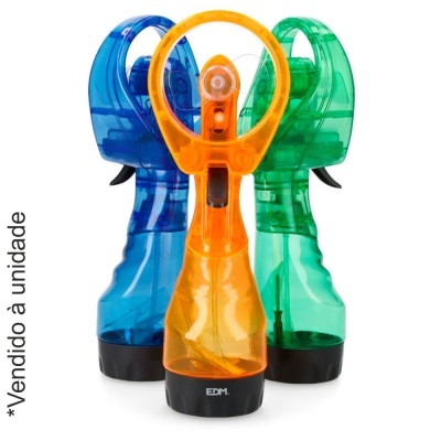 Três pulverizadores manuais coloridos em azul, laranja e verde