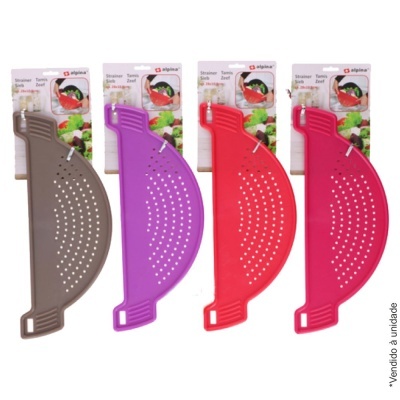 Escorredores de massa coloridos em plástico com embalagem com texto e imagens de salada