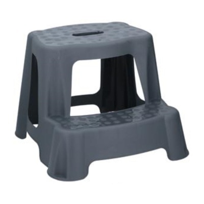 Banco plástico cinzento com dois degraus e pega integrada