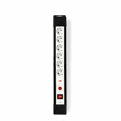 Regua de tomadas preta com seis portas brancas e interruptores vermelhos