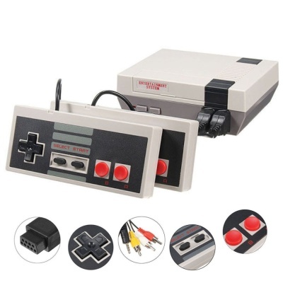 Consola de jogos retro cinzenta e preta com dois comandos com botões vermelhos, preto e cinza e conectores AV