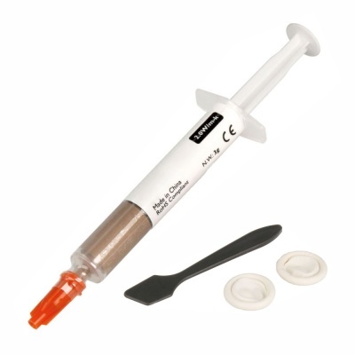 Seringa branca com pasta térmica prateada, espátula preta e anilhas brancas