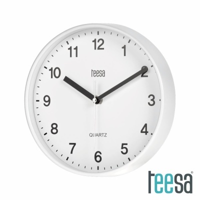 Relógio de parede branco com números pretos e texto teesa