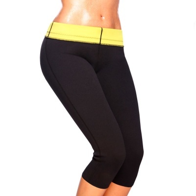 Calças desportivas pretas até abaixo do joelho com cintura amarela