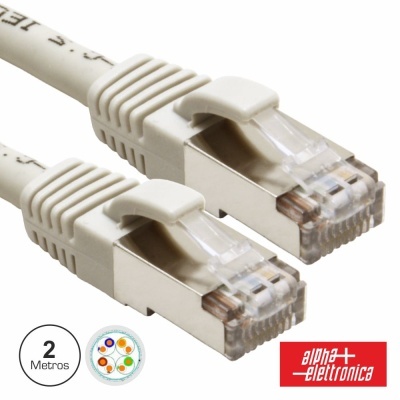 Cabo de rede branco com conectores RJ45 e etiqueta ALPHA ELETTRONICA