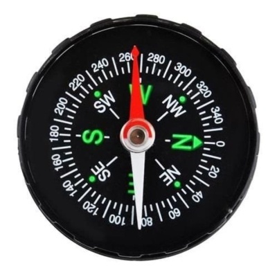 Bússola preta com ponteiros vermelho e branco e marcações em branco e verde