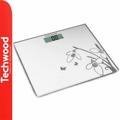 Balança digital Techwood branca com decoração floral cinzenta e visor digital.