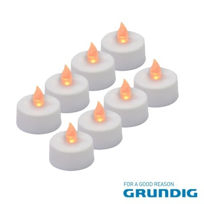 Oito velas LED brancas com chamas laranja, logotipo GRUNDIG e texto FOR A GOOD REASON