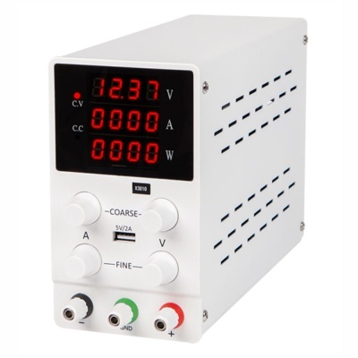 Fonte de alimentação branca com display digital e botões rotativos