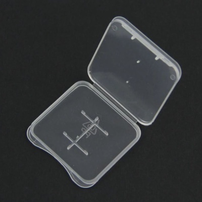 Estojo pequeno transparente de plástico com tampa articulada aberto