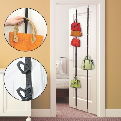 Organizador vertical para malas com quatro ganchos pendurado na parte traseira de uma porta branca
