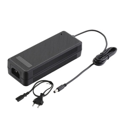 Adaptador de corrente preto com seus cabos sobre fundo branco