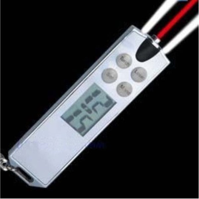 Controle remoto branco com ecrã digital e quatro botões