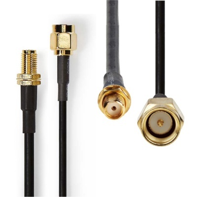 Cabo coaxial preto com conectores dourados nas extremidades