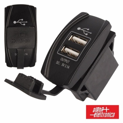 Carregador duplo USB automóvel preto com tampa articulada e indicações de voltagem, em fundo branco com logo alpha elettronica