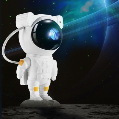 Figura decorativa astronauta branco com visor preto em cenário espacial