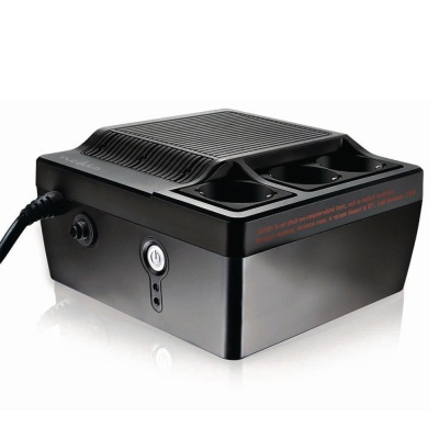 Aparelho negro quadrado com botão e cabo elétrico