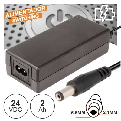 Alimentador switching preto com cabo e conector redondo, especificações visíveis
