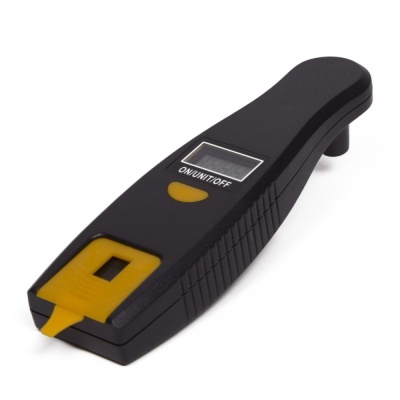 Dispositivo eletrônico preto e amarelo com visor digital e botão ON/UNIT/OFF