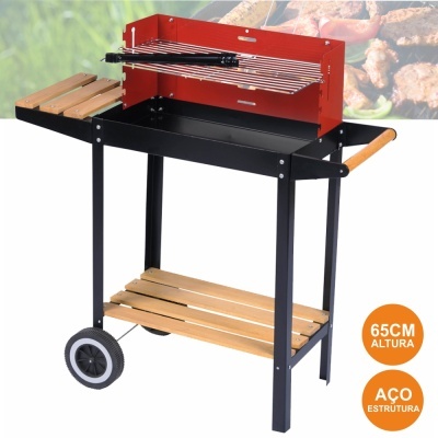Grelhador churrasqueira em aço preto e vermelha com madeira clara e rodas