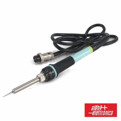 Ferro de soldar com cabo preto e bico metálico em fundo branco