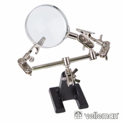 Suporte metálico com lupa e pinças ajustáveis em fundo branco