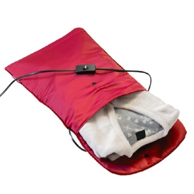 Saco vermelho com peça de roupa branca peluda dentro