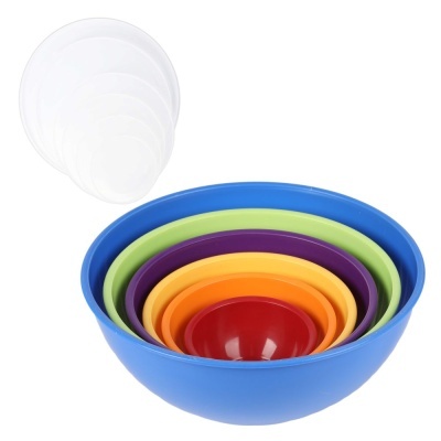 Conjunto colorido de tigelas de plástico com tampas transparentes.