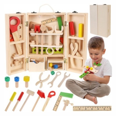 Brinquedo de ferramentas de madeira coloridas com criança a brincar sentado ao lado