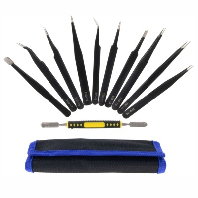 Conjunto de pinças de precisão pretas com différentes pontas, ferramenta dupla e estojo preto com bordas azuis