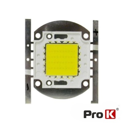 Chip LED quadrado amarelo numa base branca com hastes metálicas e marca Pro K