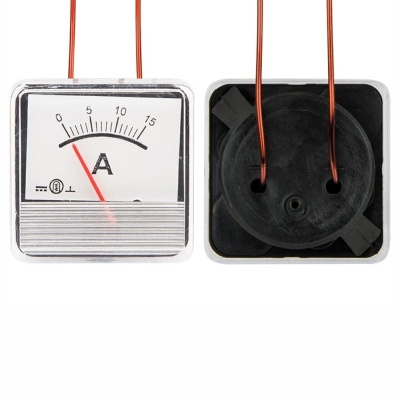 Amperímetro analógico quadrado branco com escala de 0 a 15 amperes e fios de cobre