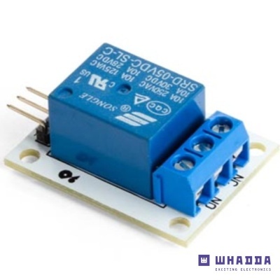 Módulo relé eletrônico azul com terminais dourados numa placa branca para eletrónica.