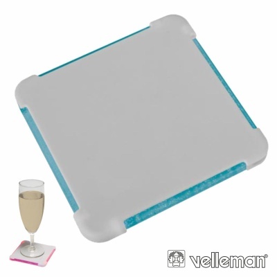 Base quadrada cinzenta com cantos brancos e lados azuis translúcidos com copo de champanhe e suporte cor-de-rosa