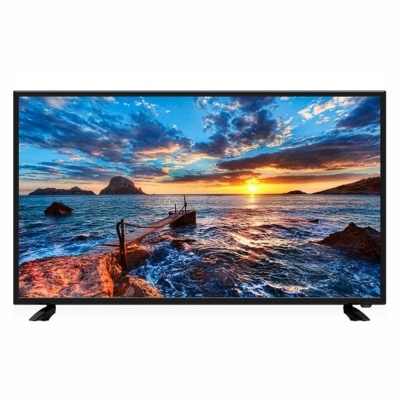 Televisor a mostrar pôr do sol no mar com cais de pedra e céu nublado