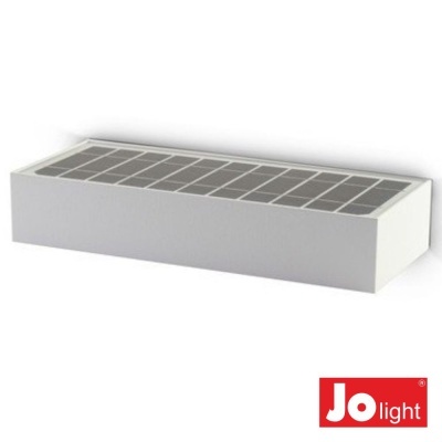 candeeiro de parede branco com painéis solares superior e logótipo Jo light vermelho