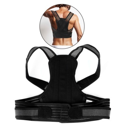 Apoio postural preto em material tipo rede com alças largas e ajustáveis.