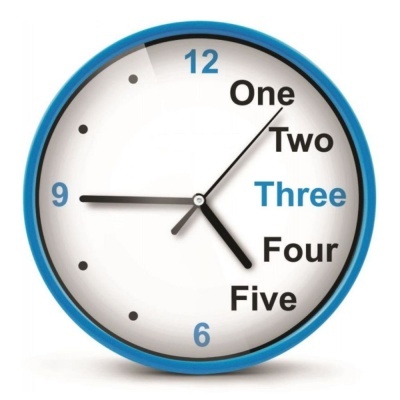 Relógio de parede redondo com moldura azul e números em azul e preto num mostrador branco.